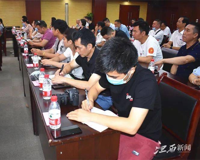 建议，新时代大学生如何做好网络公民，共建清朗网空简洁明了地概括了文章的主题和内容。插图