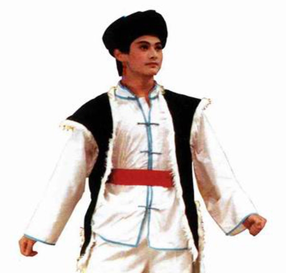 保安族服饰特色，从盖头到皮袄，展现独特民族风采建议，中国少数民族服装亮点——保安族的多元魅力插图