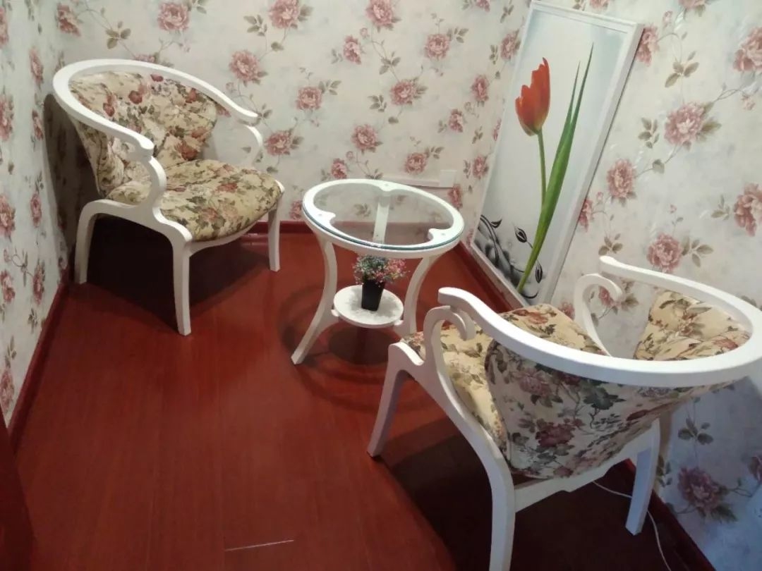 保定婚介服务一览，直接点明了文章的主要内容是关于保定的婚姻介绍所的服务。同时，通过一览这个词，传达了全面、详尽的信息展示，适合作为文章的标题。插图