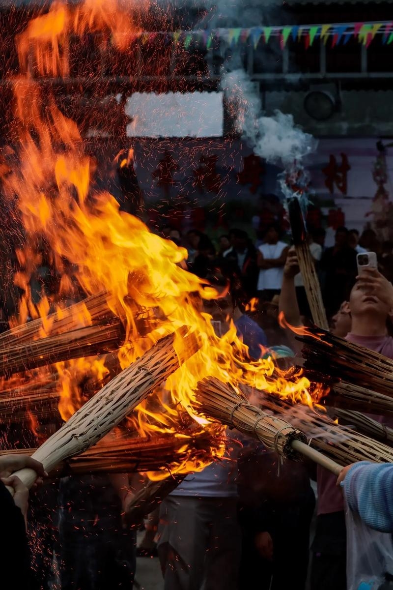 白族火把节起源与传说，火崇拜及英雄史诗的庆典插图