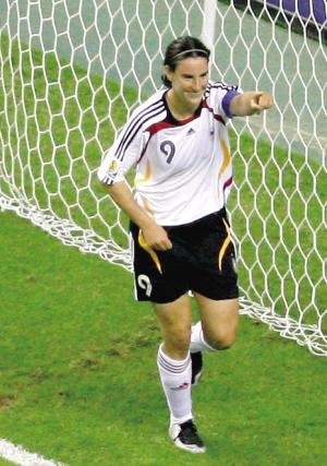 比尔吉特·普林茨的辉煌足球生涯与个人信息揭秘(超模Birgit Kos身高体重)插图 比尔吉特·普林茨的辉煌足球生涯与个人信息揭秘(超模Birgit Kos身高体重)插图