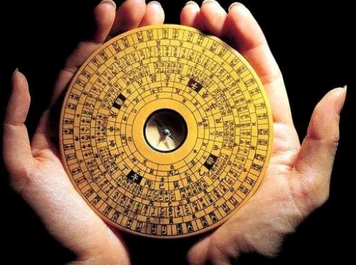 财神爷贴家位置指南，选大门两侧或私密空间如书房，寓意招财进宝。插图