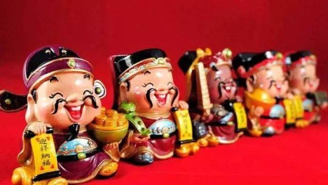 大年初四习俗，迎灶神、接五路财神与扔穷建议，大年初四传统习俗，迎神、招财、去旧迎新插图