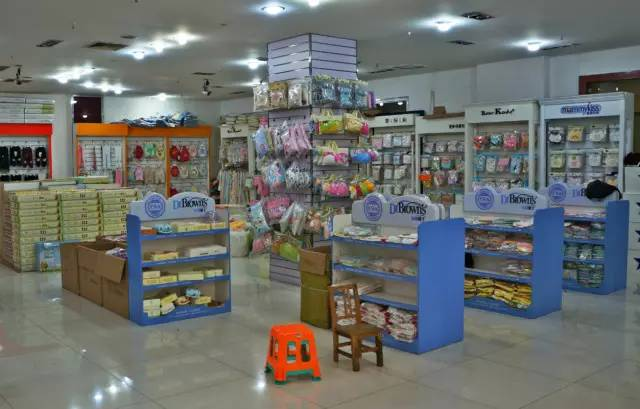 儿童服装店名，梦幻童装工坊，简洁明了，同时传达了店铺的特色和氛围。插图