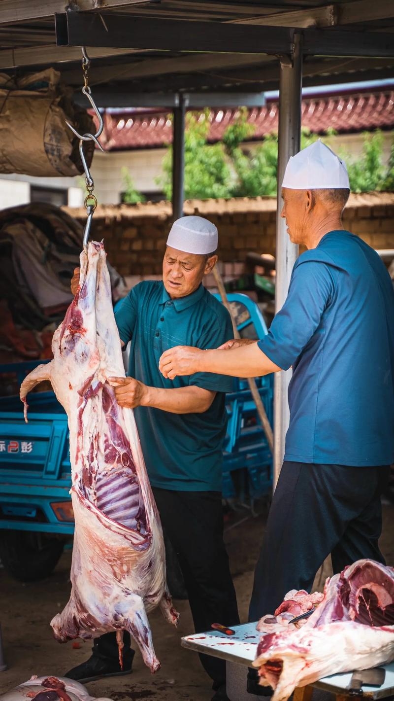古尔邦节习俗，宰牲、聚会庆祝与宗教仪式，详细解析如下，回民在节日期间会进行宰牲祭祀，盛装打扮参加清真寺的聚礼。此外还包括沐浴熏香等准备活动以及盛大的庆祝和宗教仪式。这些传统体现了回族对宗教信仰的虔诚和对祖先传统的尊重。插图