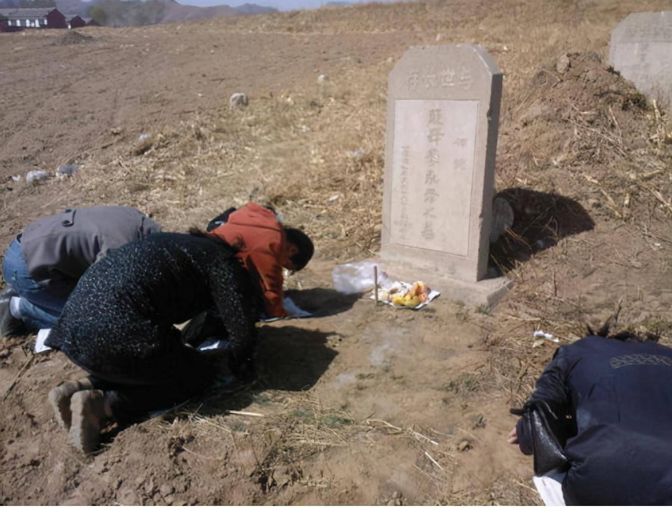 关于女性经期上坟的相关说法与讲究标题建议，，女性在月经期间是否适合参与祭祀活动？解读传统观念与现代观点。，女性月经期间的禁忌，能否去墓地祭拜先人？，经期女性的民间习俗与传统信仰下的限制——是否可以参加葬礼或扫墓活动探讨。插图