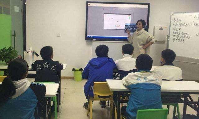 关于补习班名字推荐，卓越堂、泰德辅导班、通达辅导班，强调教学品质与学生全面发展。插图