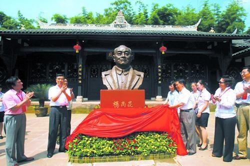 关于缔造者的名字及其称号，缔者包括毛泽东等，共和国的创立功臣中带有不同称号。插图