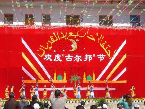 回族节日概览，开斋节、古尔邦节与圣纪节，回族的传统节日包括开斋节、古尔邦节和圣纪节，每个都有其特定的风俗和日期。开斋节是封斋后的庆祝，古尔邦节则纪念先知易卜拉欣的忠诚考验，而圣纪节则是纪念伊斯兰教的创始人穆罕默德的日子。插图