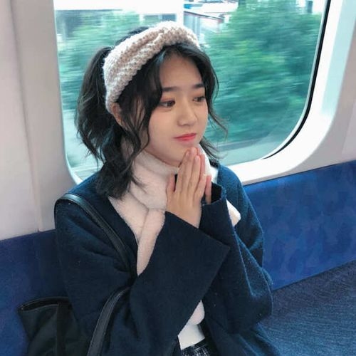 简单干净的微信名精选，，清风徐来昵称系列推荐阅读。直接引用中国古代对美好婚姻的称颂，适合代表成熟女性的温柔和和谐风格网名设计简约干净利落。琴瑟和鸣源自古典文化中的婚姻美满寓意，象征着男女之间的默契与和谐之美；红袖添香的诗意表达美丽女子的优雅气质；倾城之恋则代表着深沉的爱恋之意。婉若清风给人以清新自然之感。蒹葭采采、巧倩如画笑看人生。这些名字都体现了简洁、清新的特点符合现代审美趋势且容易给人留下深刻印象。除此之外还有如白茶清欢等具有独特韵味的名称供您选择！为您的微信账号增添一份独特的魅力吧！插图