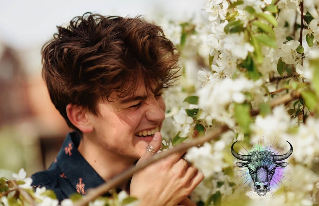 金牛女与天蝎男，星座绝配与挑战并存，展现自信、甜美和霸气特质，吸引天蝎男的关注。插图