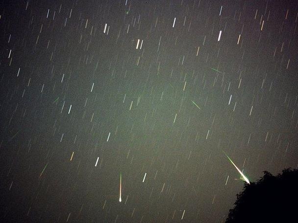 金牛座南流星雨的美丽与寓意，爱情征兆和万圣节烟火插图