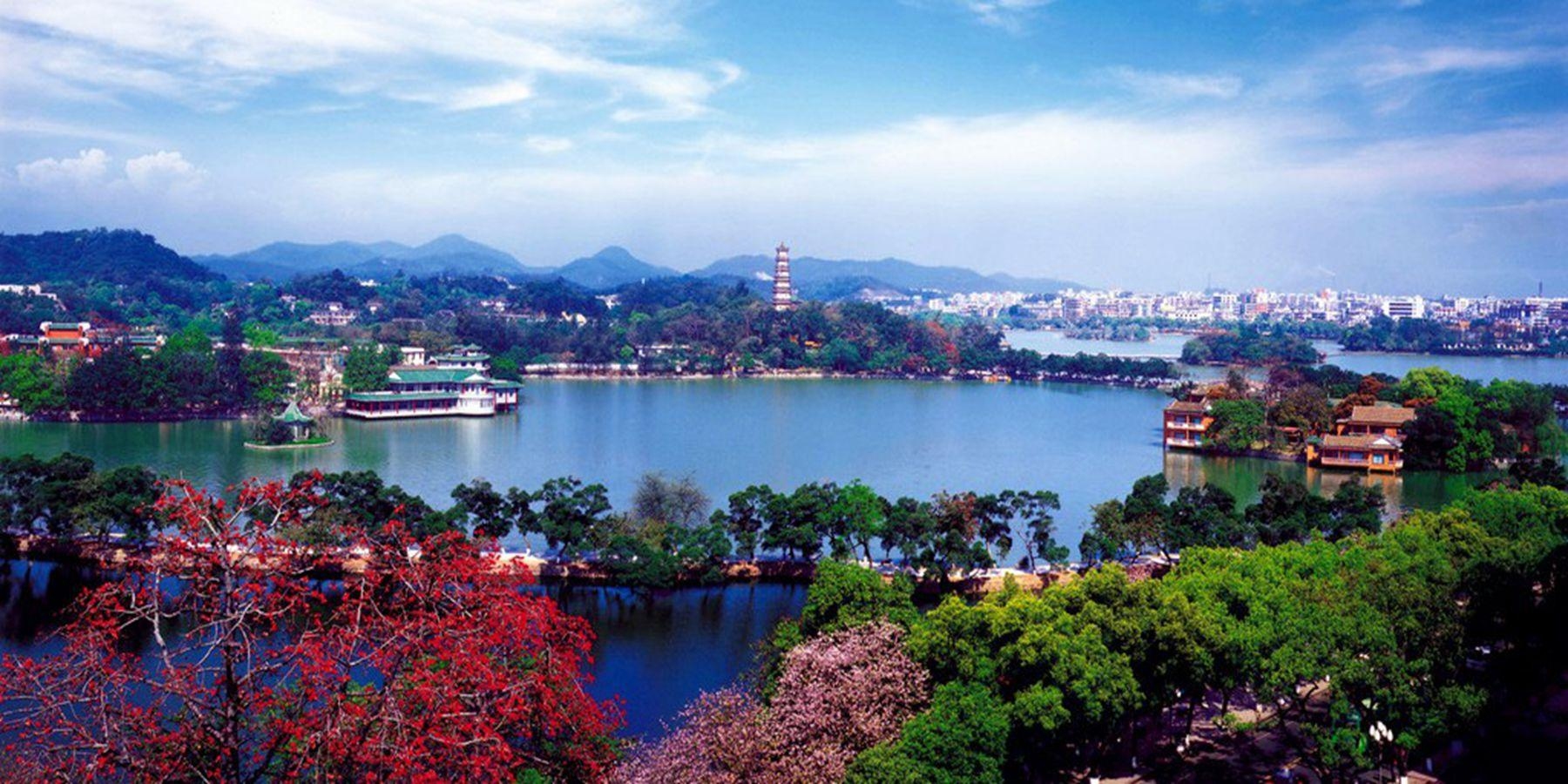 建议，游人如织探皇城，生肖牛与春光游西湖美景揭秘。插图