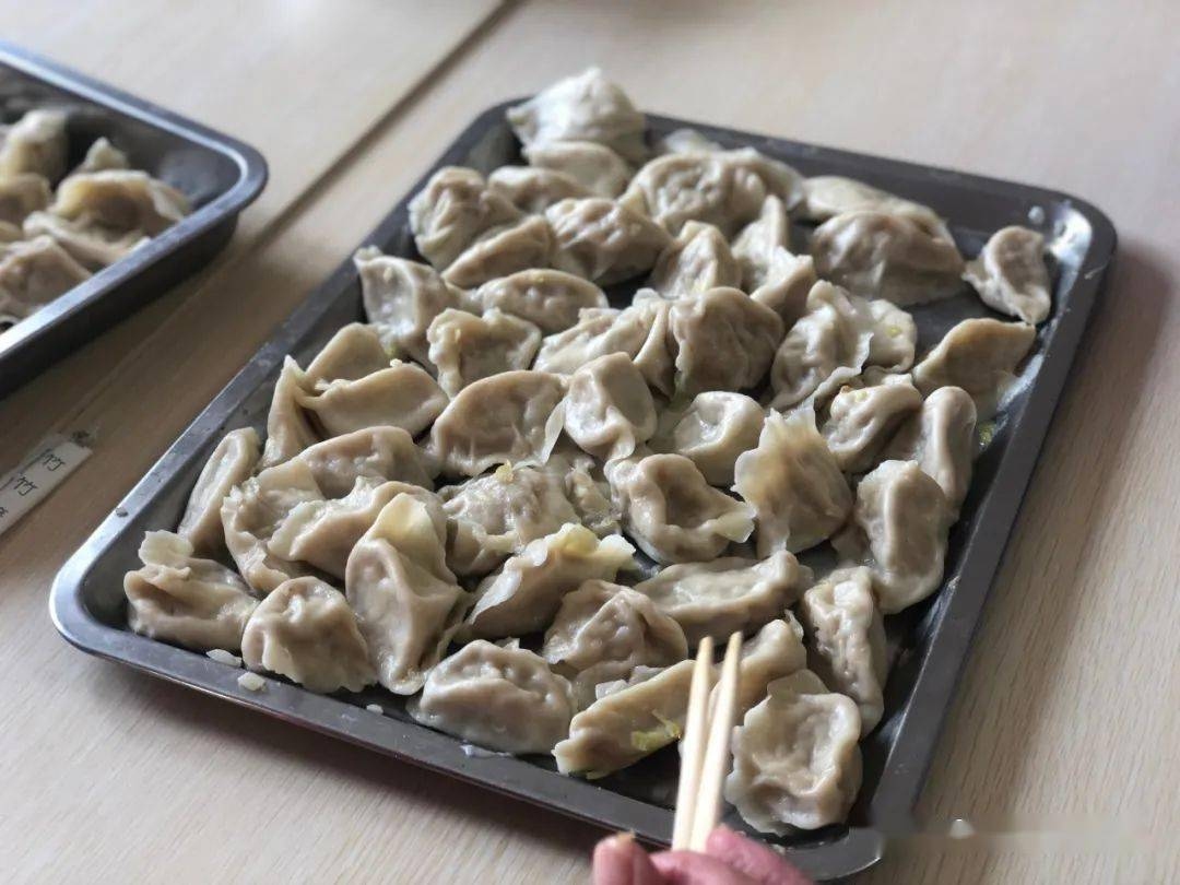 六月六日传统食物，面条、饺子与尝新习俗的象征插图