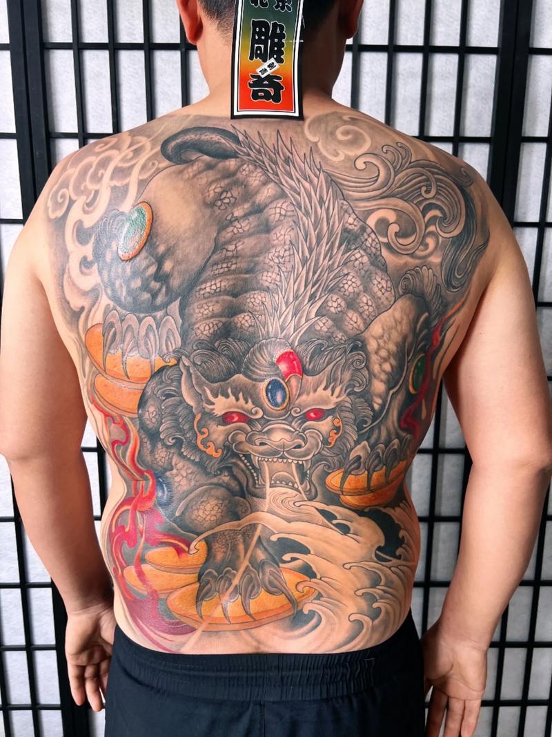 满背纹身图案大全，寓意与创意的完美结合。插图