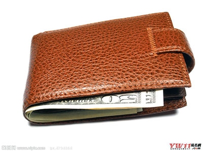 梦到钱包丢了预示什么，梦境解析，，梦见钱包丢了通常代表财运、事业等方面可能存在一些变故或挑战。它也可能暗示内心对财务状况的担忧和不安，或者生活中存在的某些不确定因素。从积极的角度看，这可能是潜意识在提醒你要注意理财和心理状态。，具体而言，不同的人对此有不同的解读和建议。例如，女人梦见丢钱包可能预示多种吉兆，涉及财运、感情等；老人梦见钱包丢了则可能有远行的机会等等。但需要注意的是，这些解释仅供参考，没有科学依据。插图