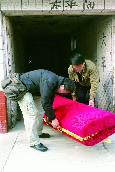 梦到抬死人解析插图