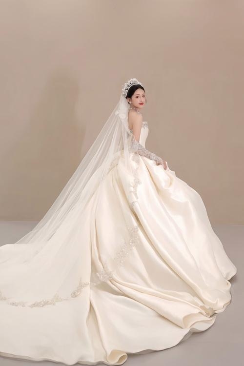 梦见穿白色婚纱寓意财运与感情微妙变化插图