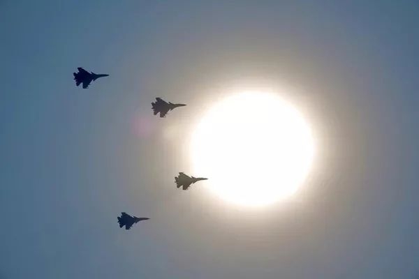 梦见飞翔，寓意自由、事业腾飞与内心渴望解析标题插图