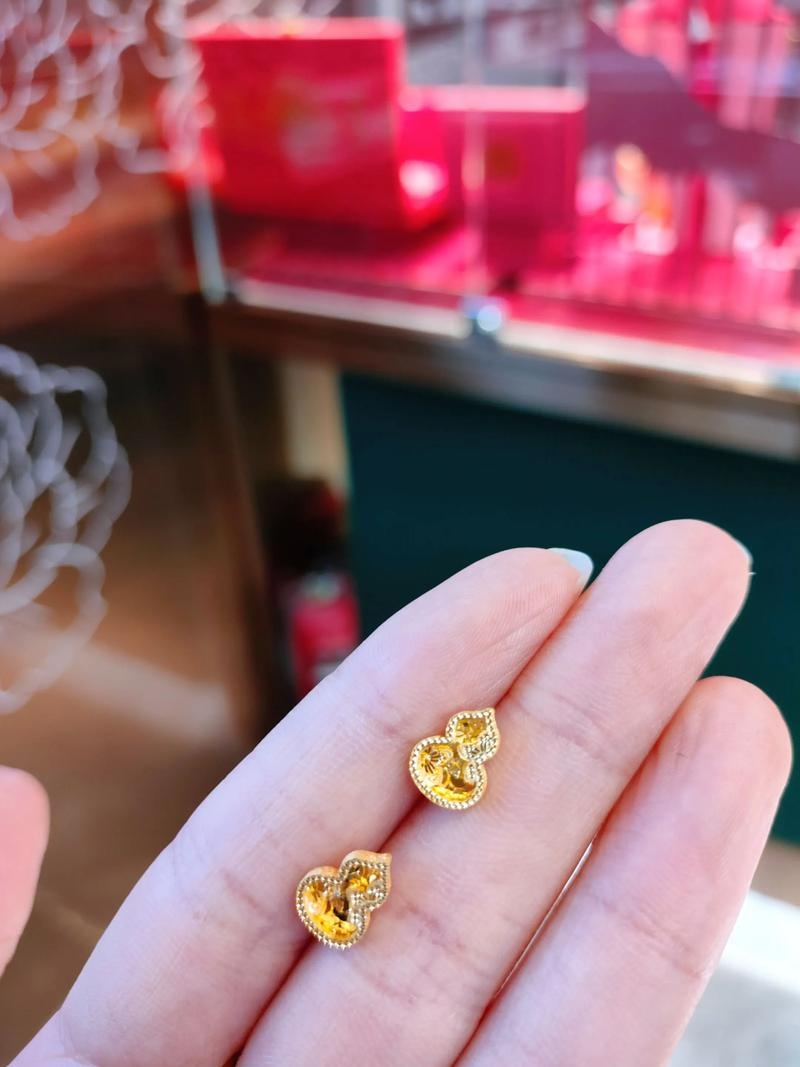 梦见金耳环，吉祥之兆，财富与幸福象征标题建议，梦中金环映心间插图