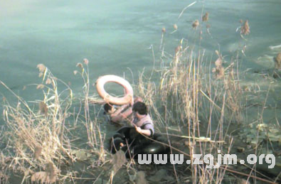 梦见亲人掉进水里插图