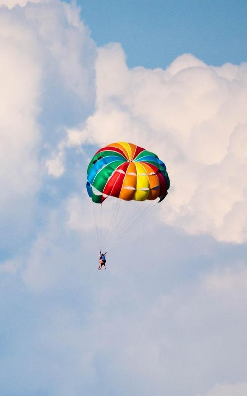 梦见跳伞，预示好运与冒险挑战插图