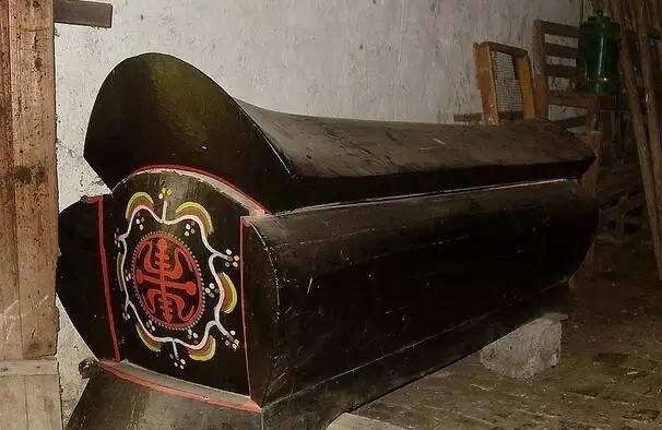 梦见躺在棺材里，重生、财运还是焦虑？插图