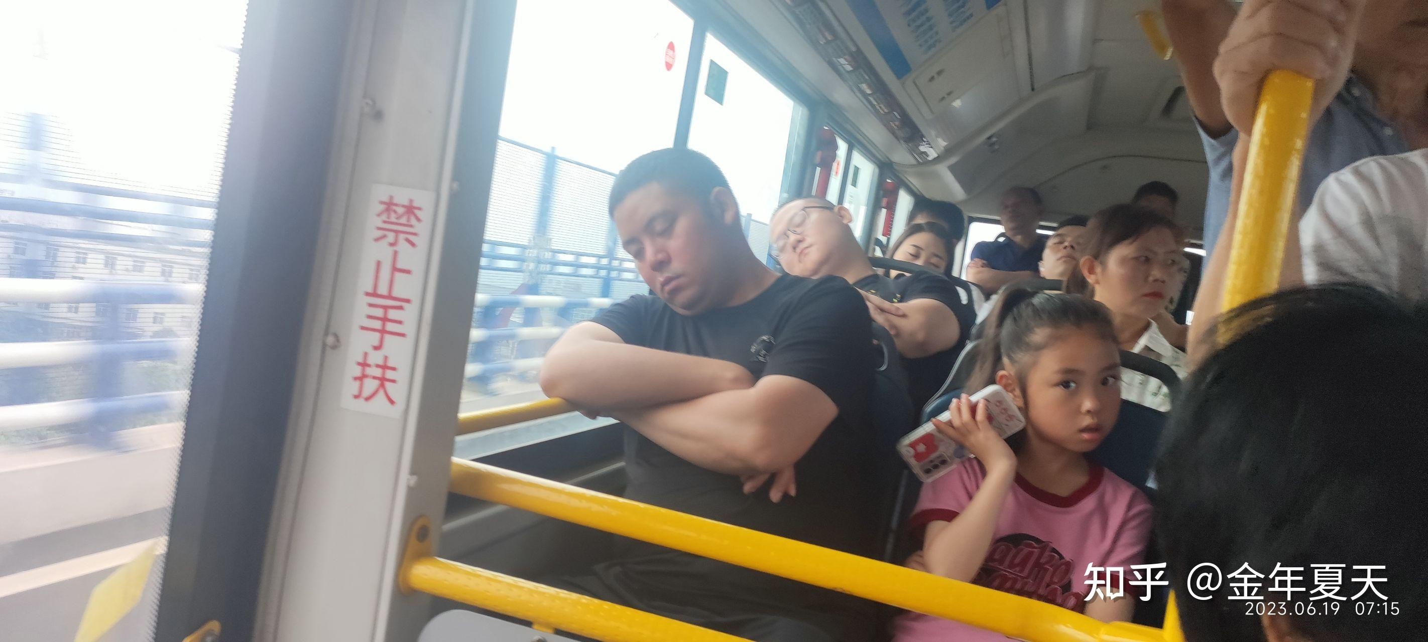 梦见挤公交车预示什么？可能代表竞争与挑战。插图