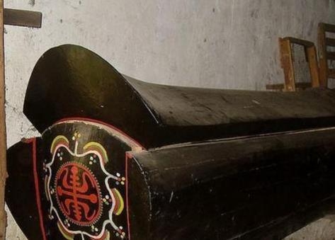 梦见棺材与死人，解析梦境中的吉凶预兆。插图