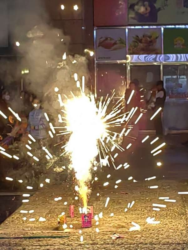 梦见鞭炮，预示吉兆幸福来。插图