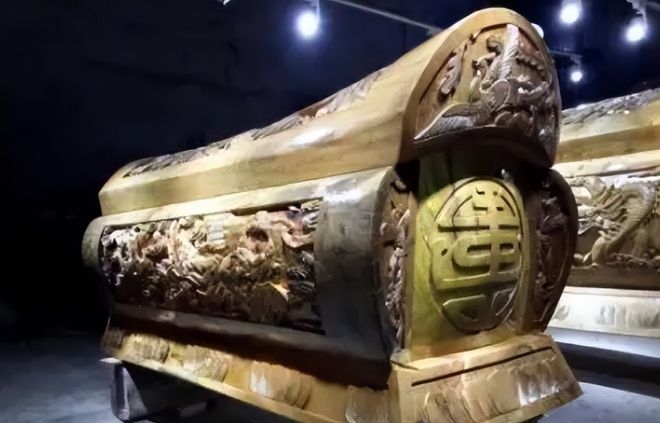 梦见棺材与死人，财运提升之兆。插图