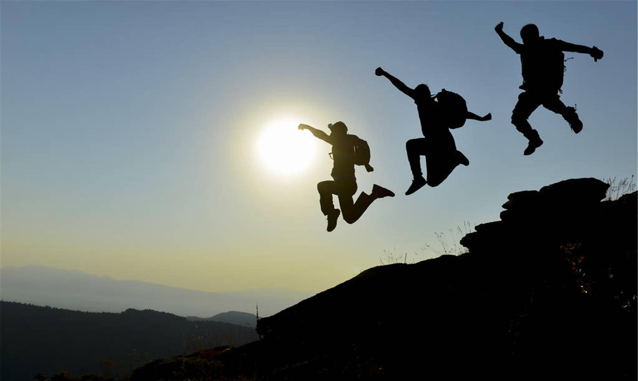 梦见爬坡，挑战与机遇的象征。插图