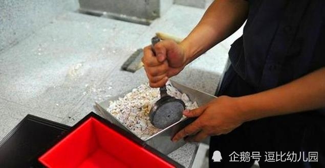 梦见棺材里躺死人，寓意转变与结束插图