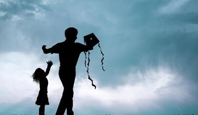 母亲节和父亲节的时间及由来简介，母亲节每年五月的第二个星期日，起源于美国并表达对母亲的感激与敬爱；父亲节则在六月第三个星期天。插图