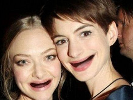 女人梦见掉门牙的象征意义与财运、事业及人际关系的关联。插图