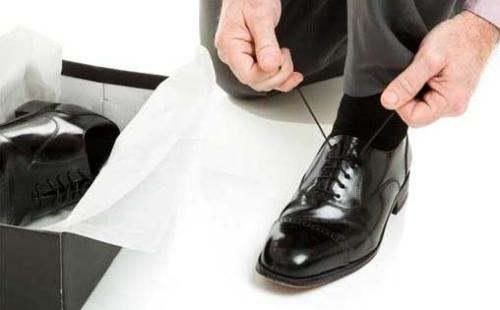 女人梦见穿新鞋，预示新的开始与自信提升，详细解析，，此梦象征着新的机遇、新的挑战或新的工作环境。可能意味着在社交场合中更加自信，结识新朋友或拓展人际关系。对于事业充满企图心的你，需纾解压力，运动保持健康体魄与清醒头脑以应对挑战。已婚女性梦到则暗示夫妻恩爱；未婚者预示着美好姻缘。整体为好运之兆。插图