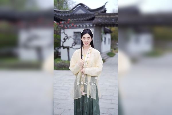 女人味十足的优雅网名精选，与君酌星尘、红妆浓愁忆思牵、江南烟雨断桥殇等。插图