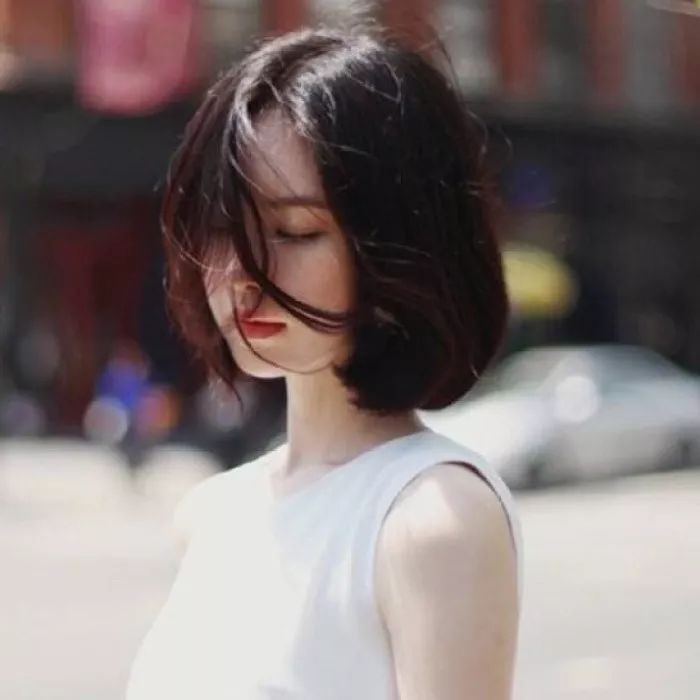 女性网名精选，优雅气质、幸运招财的微信名字推荐，以下是一些适合女性的简洁而富有气质和寓意的网名建议，供您参考选择。这些名称都经过精心挑选和设计，旨在展现女性的独特魅力和风格。您可以根据个人喜好和需求进行选择或修改。以下是推荐的标题内容，诗意清风的女性网名；女人味十足的昵称大全；好运聚财的女神专属名等。插图