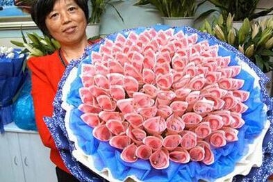 情人节送女友礼物攻略，鲜花、巧克力与首饰推荐插图