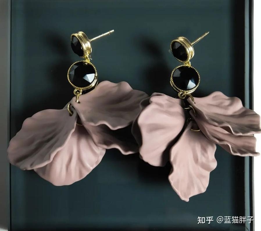 情人节礼物攻略,鲜花、珠宝首饰与浪漫精选插图 情人节礼物攻略,鲜花、珠宝首饰与浪漫精选插图