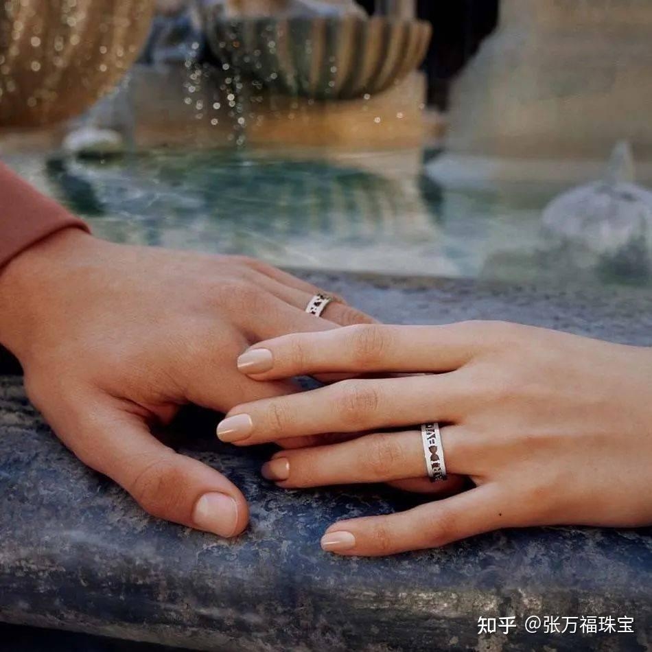 情侣网名对戒命名指南，永恒之约、心心相印等，根据戒指设计及寓意选网名，如简约款可选简约情缘，心形款可用爱的印记等。还可结合共同经历起名，如相识相知系列。个性化名字展现独特情感，如一生一世、缘定三生等。插图