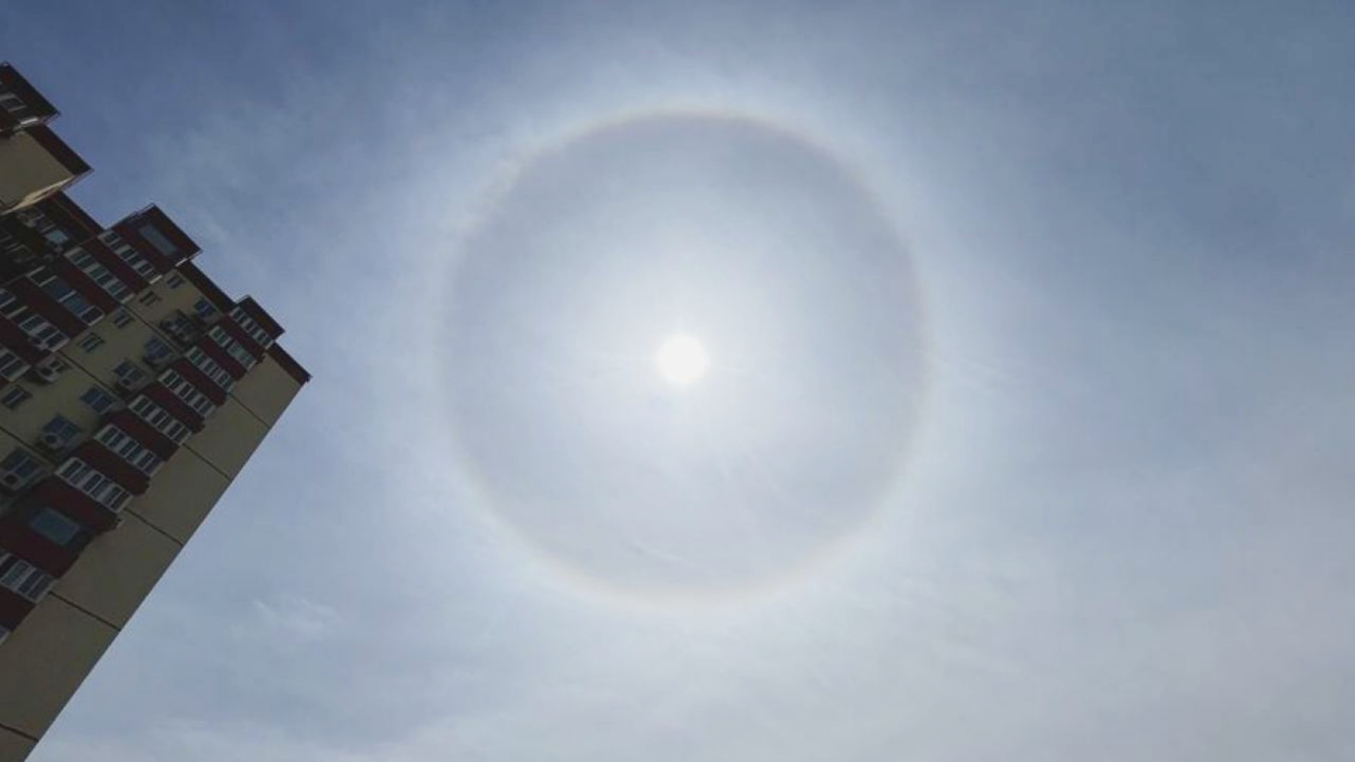 日环食，太阳边缘的光环现象揭秘，解析其形成原因及原理插图