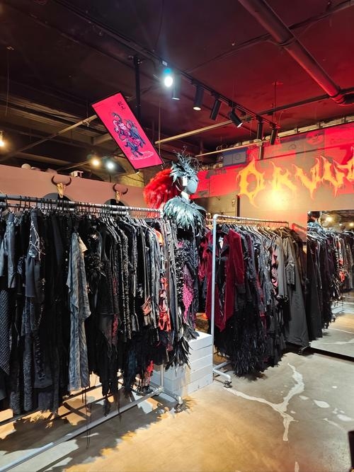 时尚起义，中韩潮流交汇的购物平台。插图