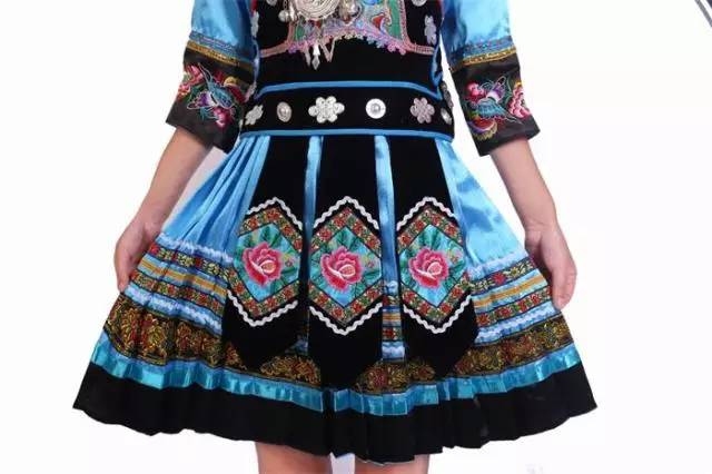 土家族服饰，传统与文化的交织之美。插图