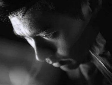 天蝎座男生性格深度解析，敏感、复杂且具挑战精神的天蝎男特性与弱点插图