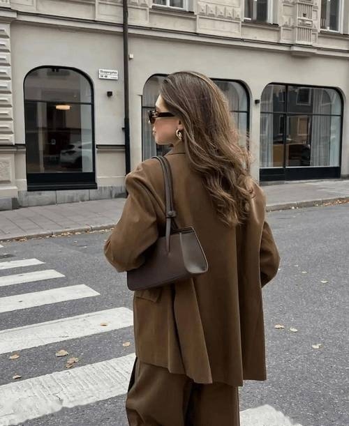 五行穿衣指南，2023年5月12日大吉色推荐，黄色、棕色衣物助你招来贵人相助插图