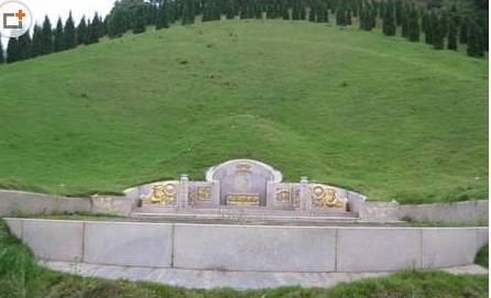 墓地风水图解详解，如何选择骨灰盒及阴宅方位，本文详细解读了墓地风水的相关知识，包括选择骨灰盒的注意事项、阴宅的风水地质以及公墓的选择等。同时强调了方位选择在墓地风水中的重要性，并指出微小的差异可能导致吉凶大相径庭。插图