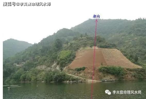 坟地风水口诀详解，如何选择风水宝地？，核心提示，一句简单口诀揭示选择坟地的关键要点。左青龙右白虎，前朱雀后玄武为首选方位；山水环绕、排水良好是关键地形特征。观察土色和周围环境也是选址重点。北京炅桥国学文化服务有限公司分享专业见解。插图