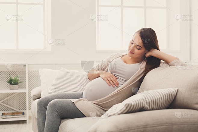 孕妇梦见吃枣，预示添丁与母子平安，解析，梦境中的红枣象征着吉祥与健康，预示着家中将迎新成员，多为男孩。同时暗示孕妈咪和宝宝都健康，且未来生活美好。插图