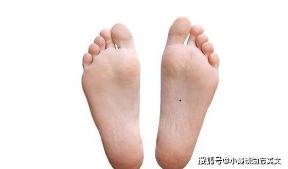 左脚脚底痣的象征意义，介绍关于女性左腿特定位置长痣的文化寓意，如福气痣等。不同位置的痣与命运、性格及运势的关联。插图